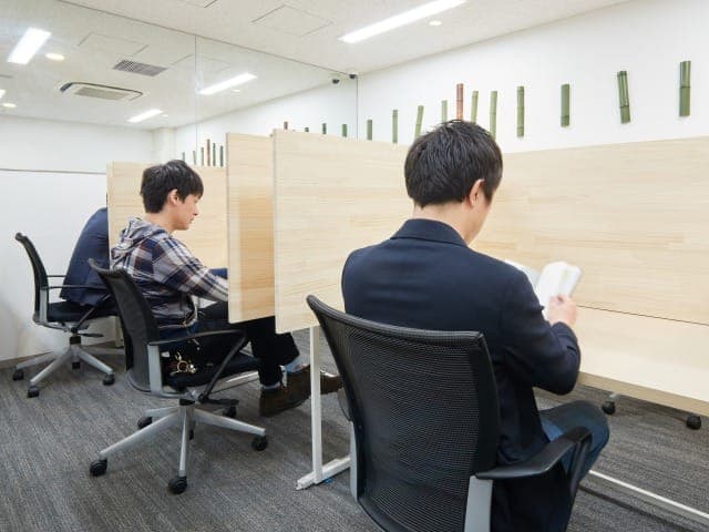 読書する男性